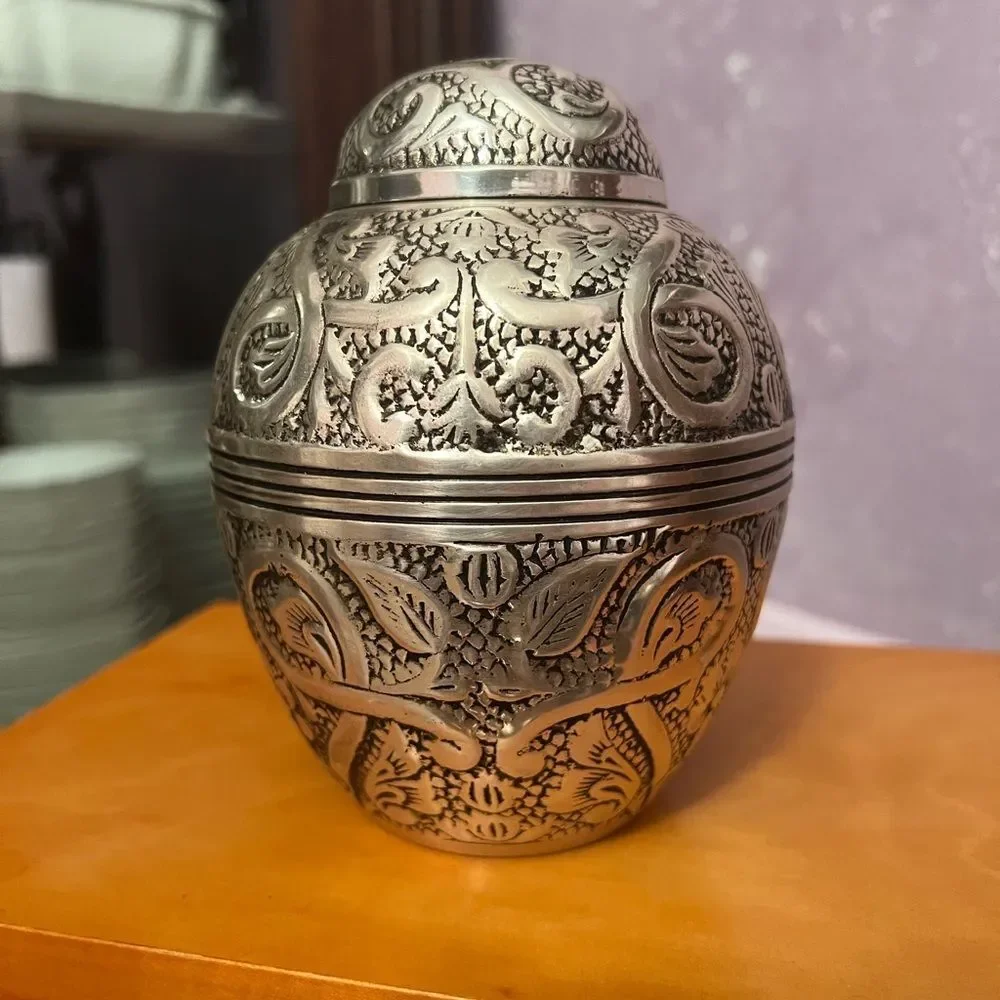 Beautifully engraved silver plated small urn for cremains. - Picture 2 of 10